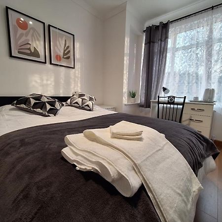 Отель Uplands Grove Bungalow Вулвергемптон Экстерьер фото