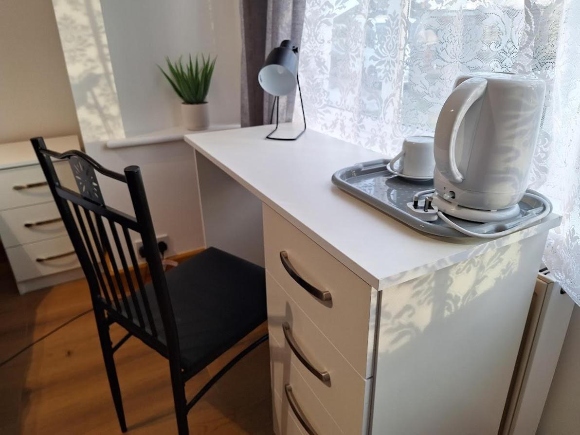 Отель Uplands Grove Bungalow Вулвергемптон Экстерьер фото