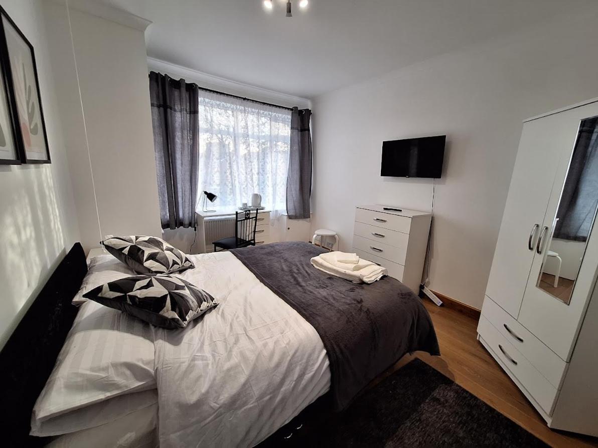Отель Uplands Grove Bungalow Вулвергемптон Экстерьер фото