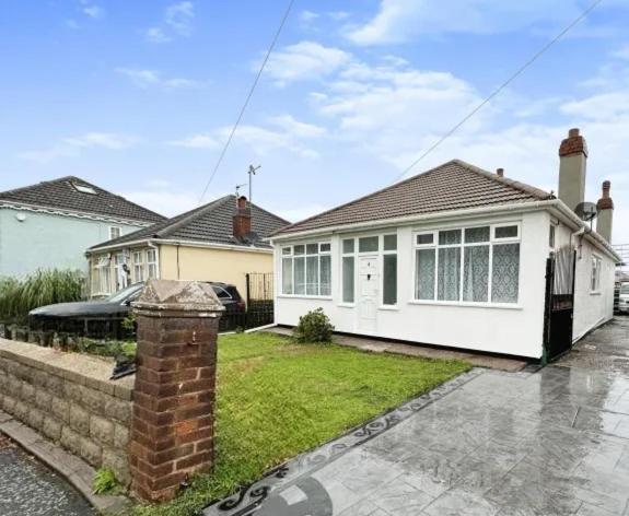 Отель Uplands Grove Bungalow Вулвергемптон Экстерьер фото
