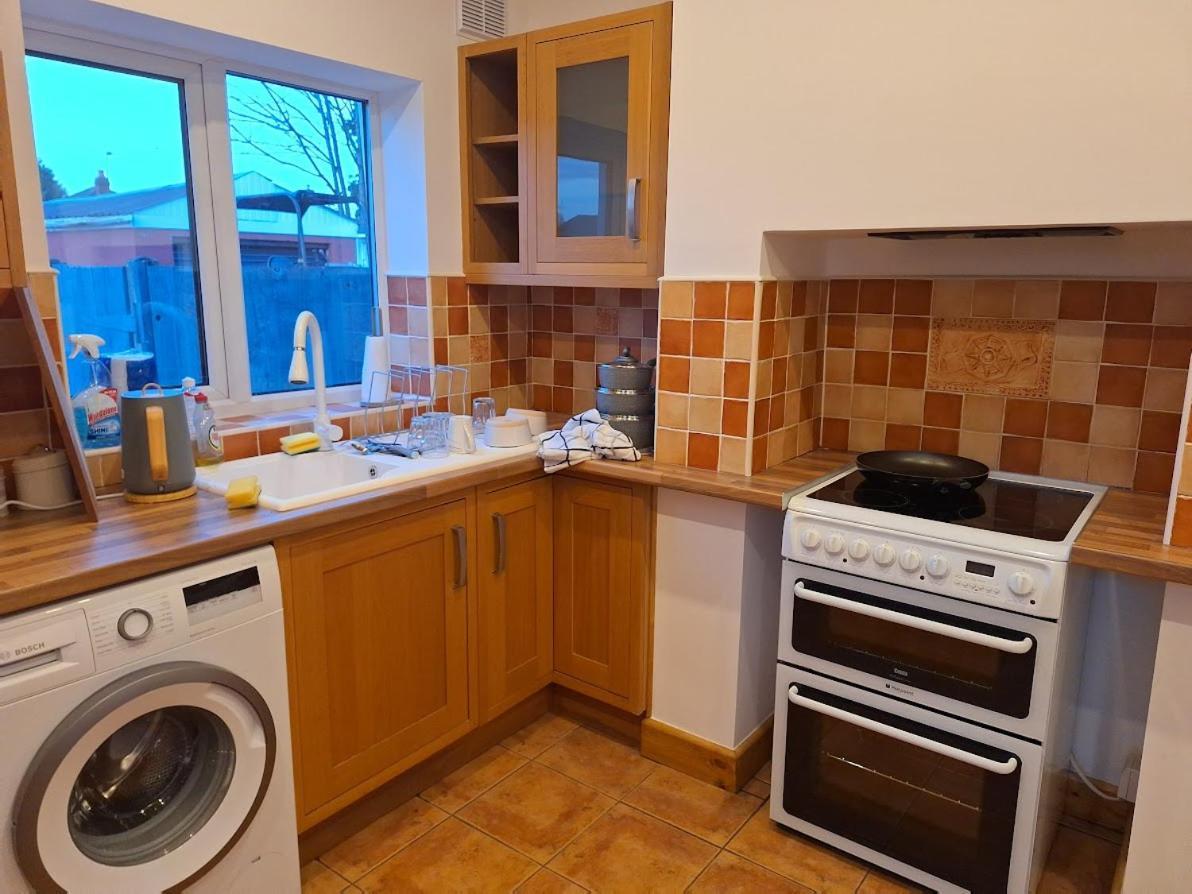 Отель Uplands Grove Bungalow Вулвергемптон Экстерьер фото
